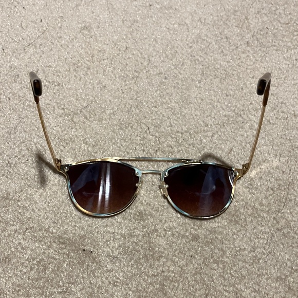Huey’s Stylish Brown Sunglasses - Picture 10 of 10